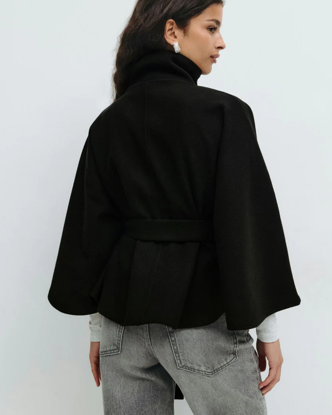 Chaqueta tipo capa con cinturón para mujer