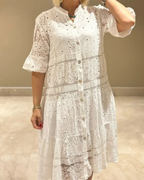 Vestido de encaje con mangas y botones delanteros®