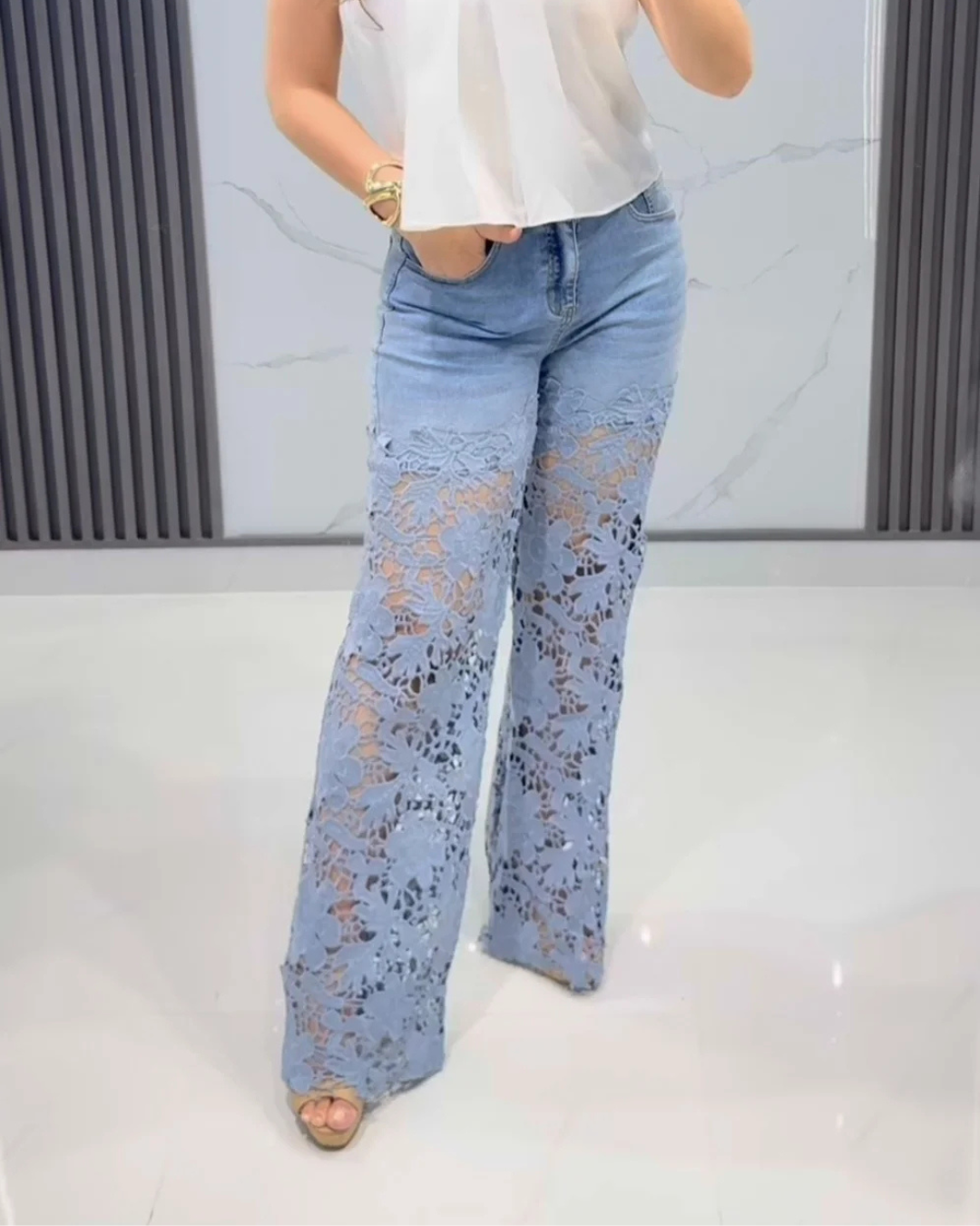Pantalón de jean para mujer con encaje floral en las piernas®