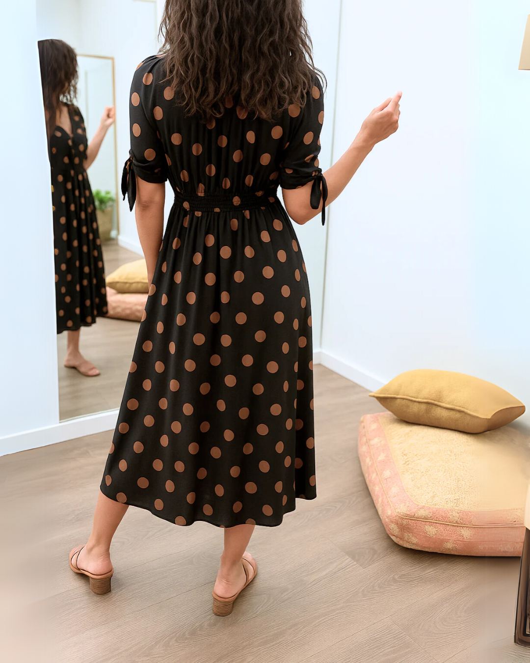 Vestido de lunares con escote en V cruzado®