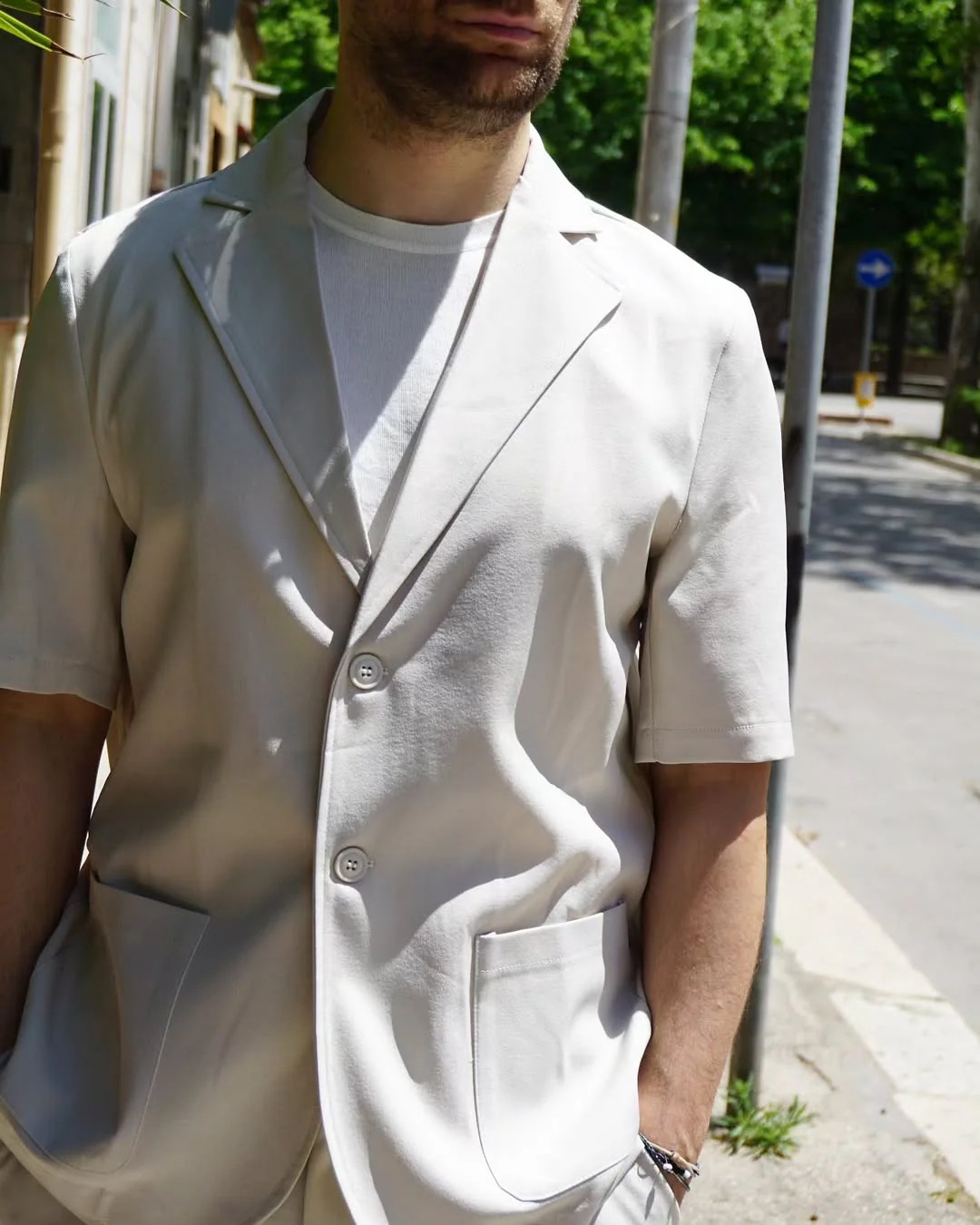 Conjunto de Camisa con Bolsillos Frontales y Pantalón para Hombres