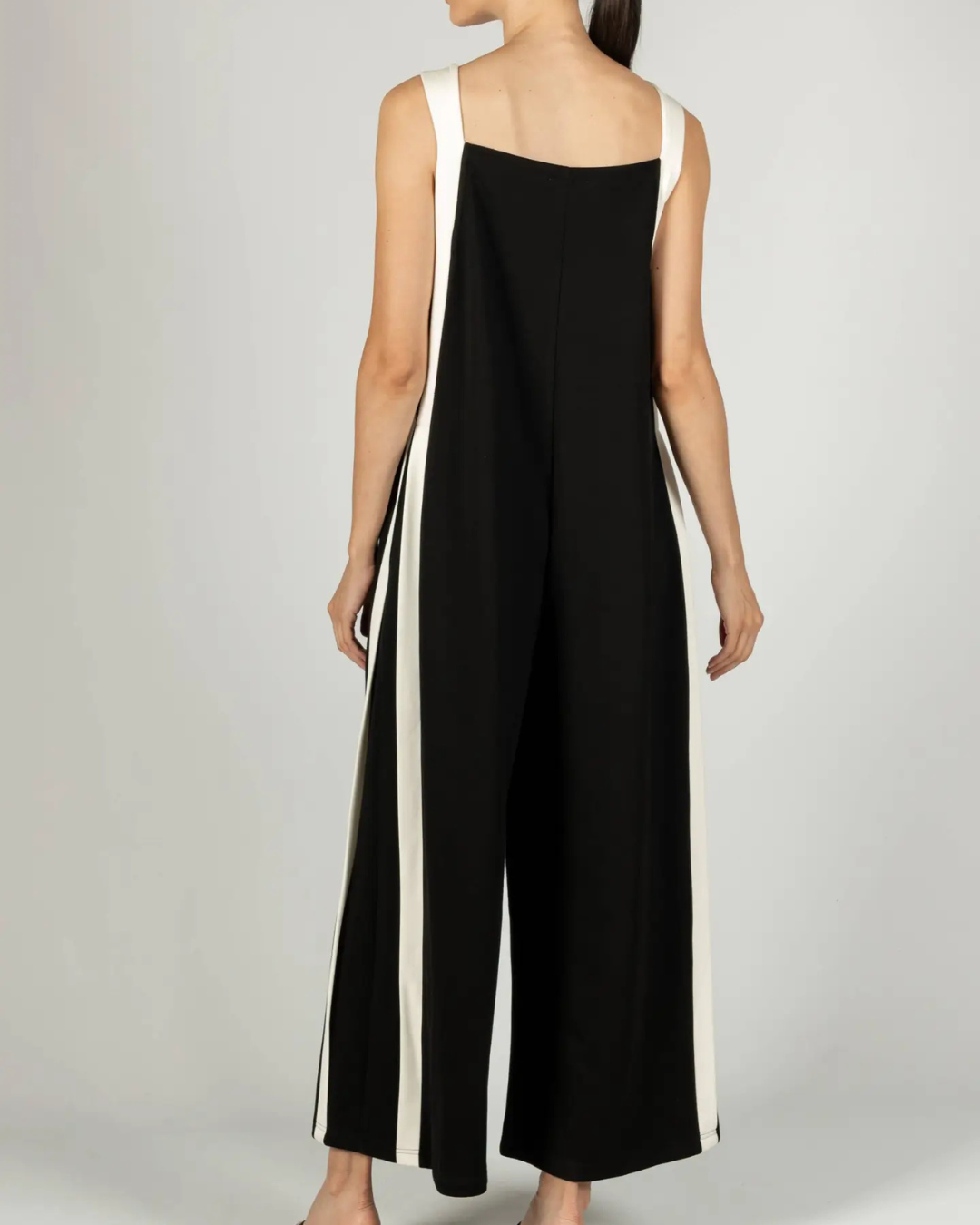 Elegante mono para mujer con bolsillos laterales