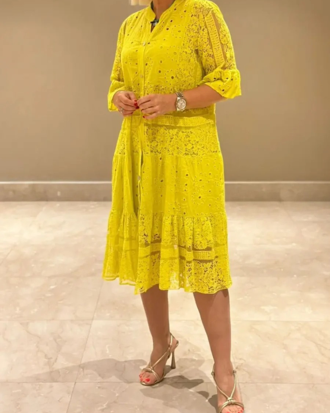 Vestido de encaje con mangas y botones delanteros