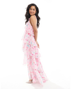 Vestido Largo Escalonado con Cuello Halter y Detalle de Flor