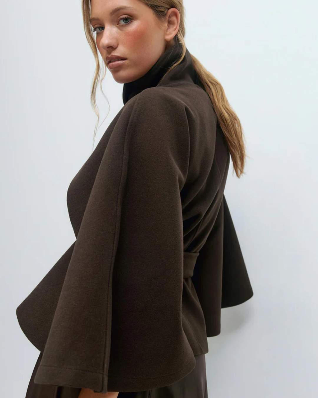 Chaqueta tipo capa con cinturón para mujer