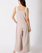 Elegante mono para mujer con bolsillos laterales