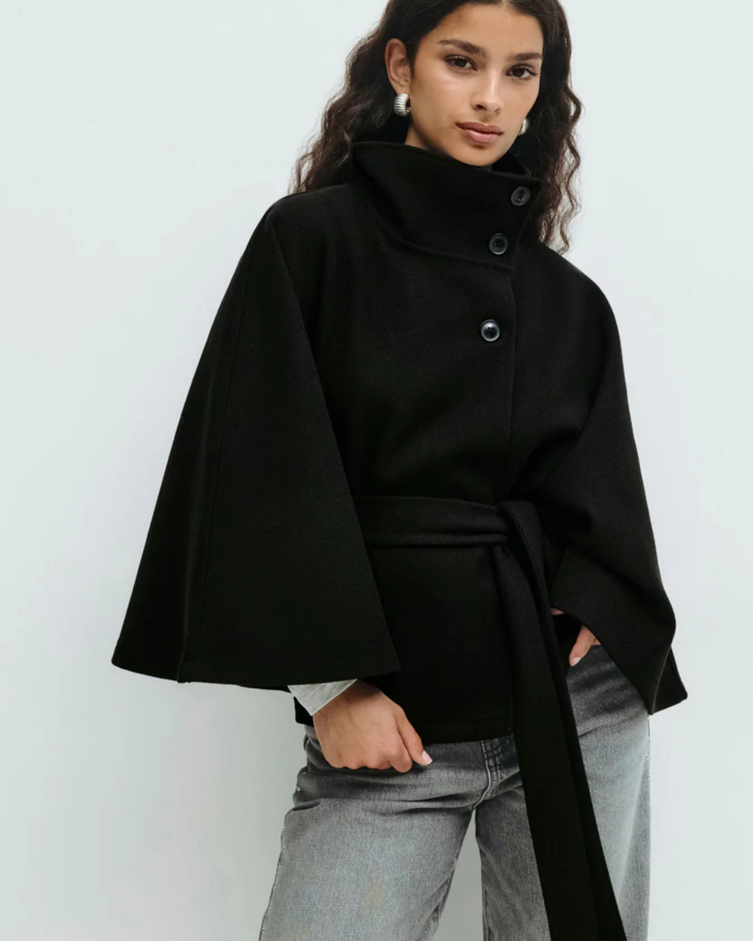Chaqueta tipo capa con cinturón para mujer